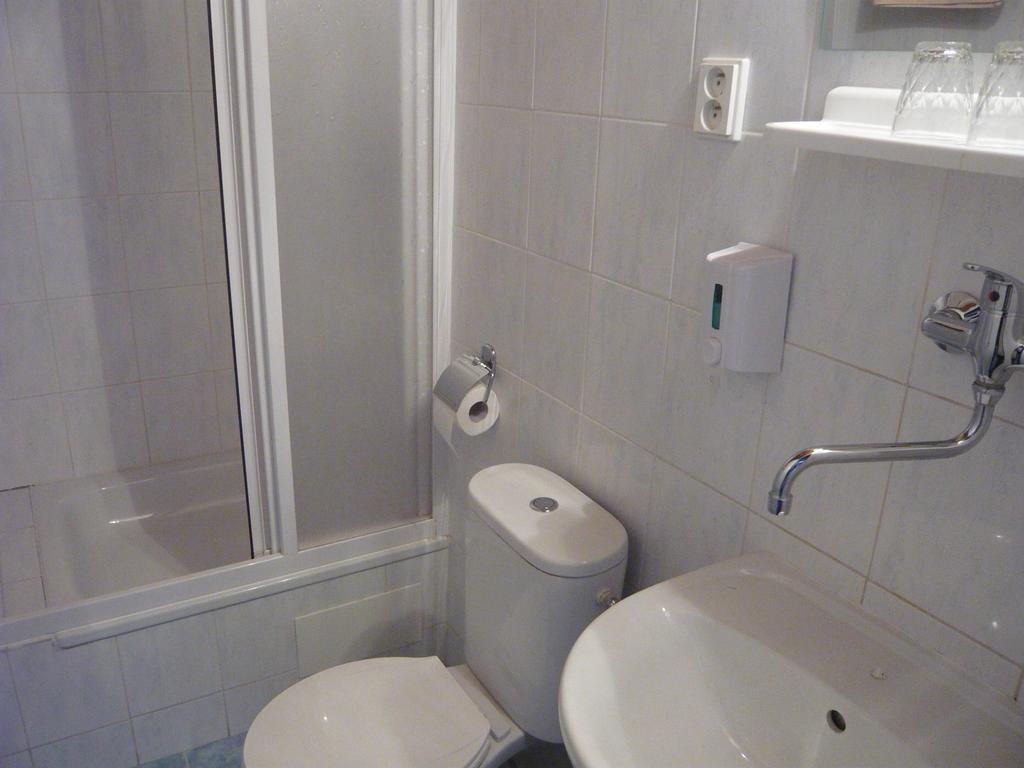 Hotel Hasa Praha Bagian luar foto