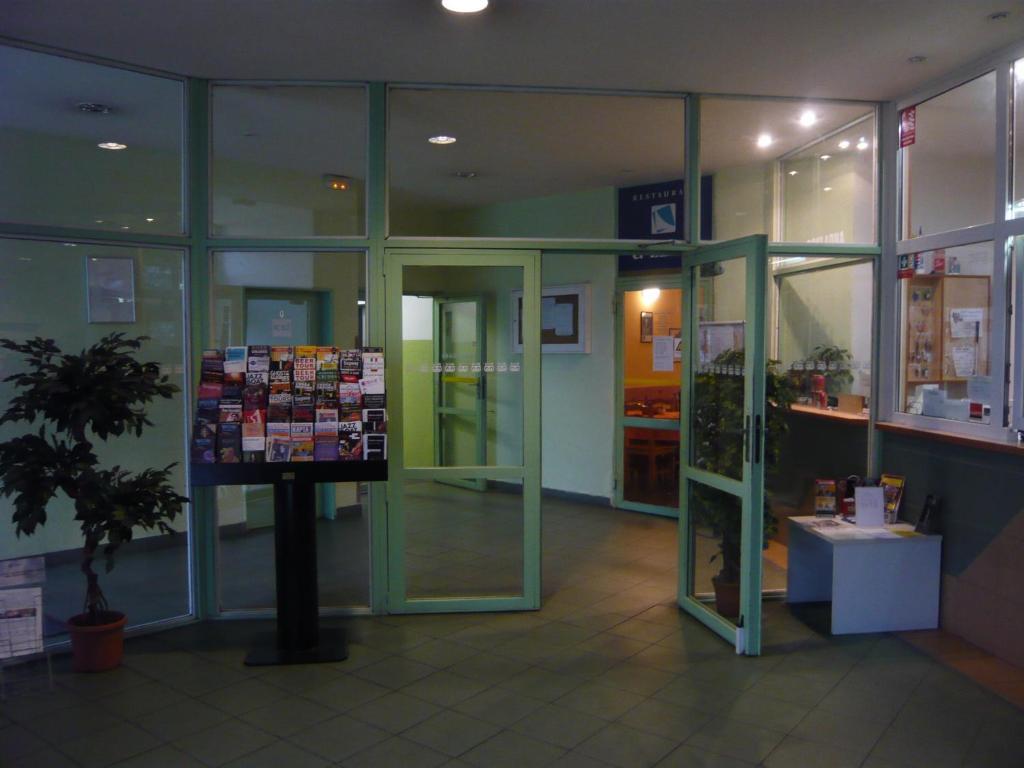 Hotel Hasa Praha Bagian luar foto